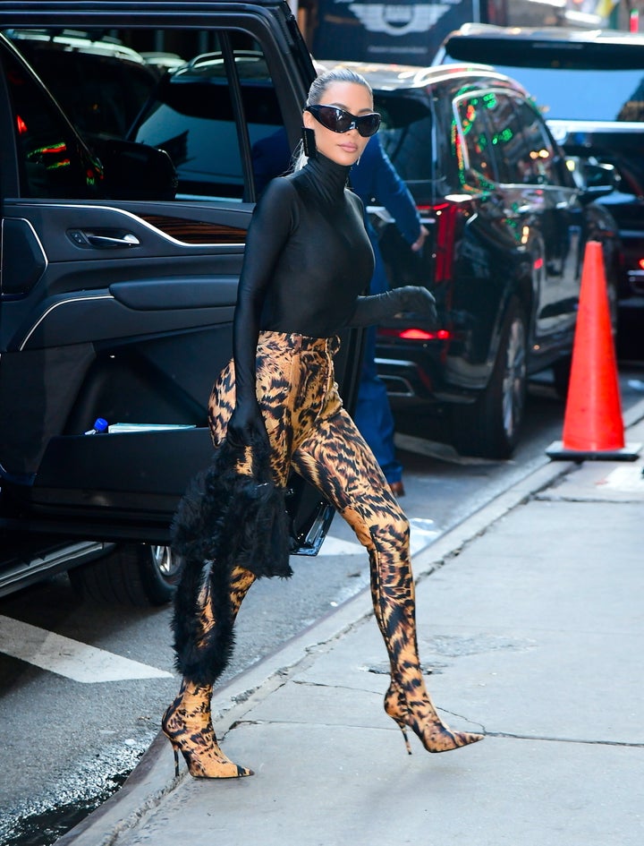 Kim Kardashian Has To Go Topless Just To Text While Wearing This Outfit Huffpost Entertainment 1031