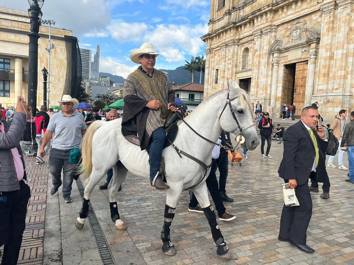 Alirio Barrera, sobre su caballo, en las cercanías del Congreso de Colombia