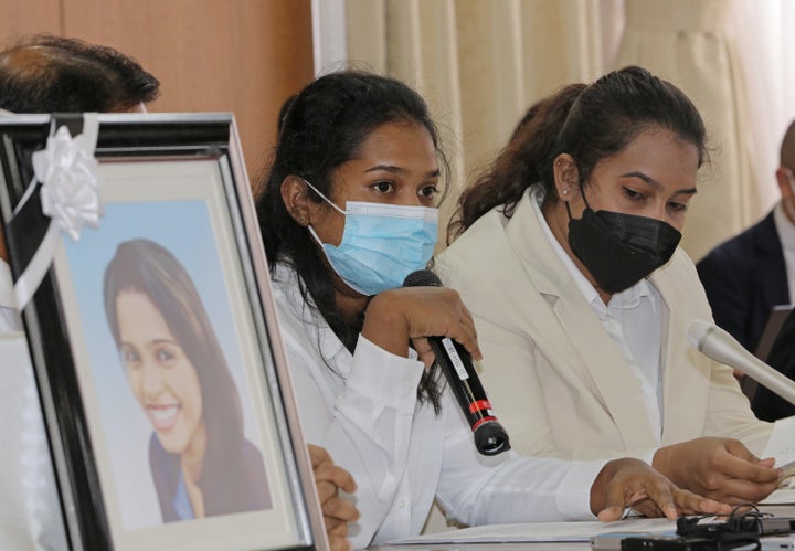 名古屋地裁での口頭弁論を終え記者会見する、スリランカ人女性ウィシュマ・サンダマリさんの妹のワヨミさん(左)とポールニマさん=2022年06月08日