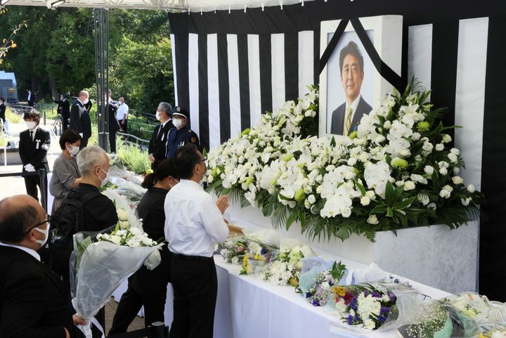 安倍元首相の 国葬 一般献花の花束の行方は 担当者に聞いた ハフポスト News