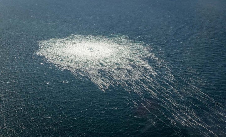 Burbujas de gas provocadas por la fuga en el Nord Stream 2, en aguas del mar Báltico.