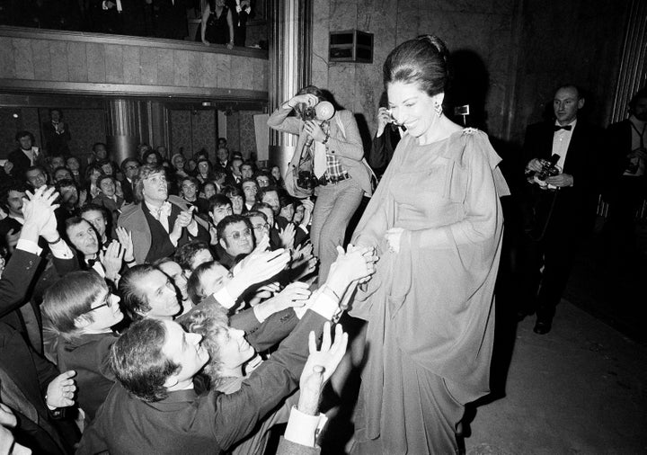 Η Μαρία Κάλλας μετά την εμφάνιση της στο Theatre de Champs Elysees στο Παρίσι, 7 Δεκεμβρίου 1973. (AP Photo/Michel Lipchitz)