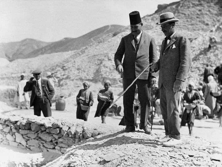 Αίγυπτος 1923: Ο Χάουαρντ Κάρτερ δείχνει τον τάφο του Τουταγχαμών.