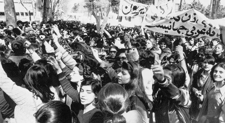 Protesta en Teherán de mujeres iraníes de tendencia marxista tras la pérdida de derechos impuesta por los ayatolás, en marzo de 1979.