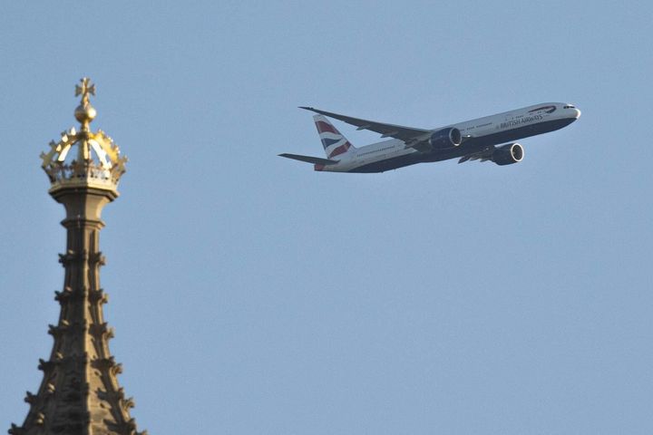 Ένα αεροπλάνο της British Airways πετά στο Λονδίνο, Ηνωμένο Βασίλειο στις 17 Σεπτεμβρίου 2022.