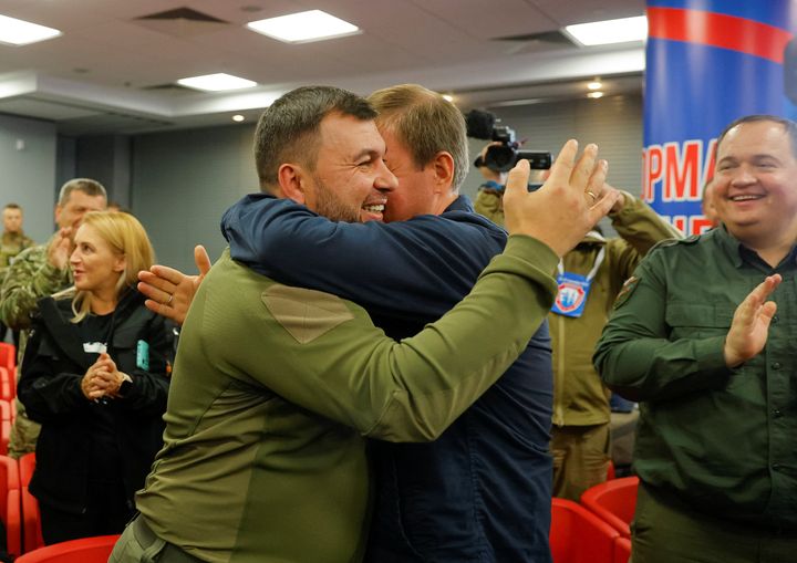 El autoproclamado líder de la región de Donetsk, Denis Pushilin (izquierda), y el secretario del Consejo General del partido Rusia Unida, Andrey Turchak, este martes en Donetsk. 