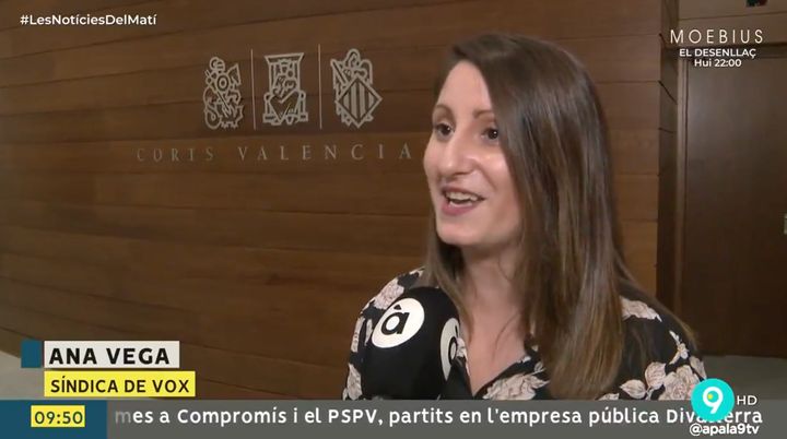Una periodista de À Punt entrevista a una diputada de Vox en las Cortes Valencianas