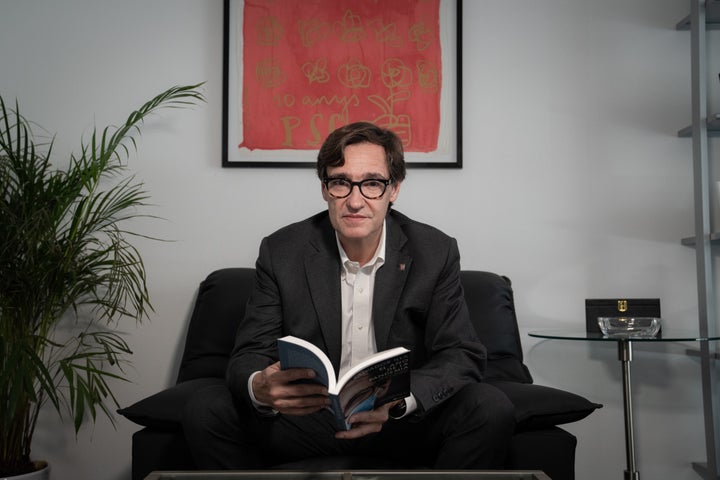 Salvador Illa posa con su libro 'El año de la pandemia', en Barcelona, el 20 de septiembre de 2022.