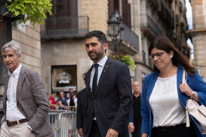El vicepresidente, Jordi Puignerò (c), el titular de Sanidad, Josep Maria Argimón y la consejera de Investigación, Gemma Geis, tres de los pesos pesados de Junts, a su llegada a la reunión del Govern
