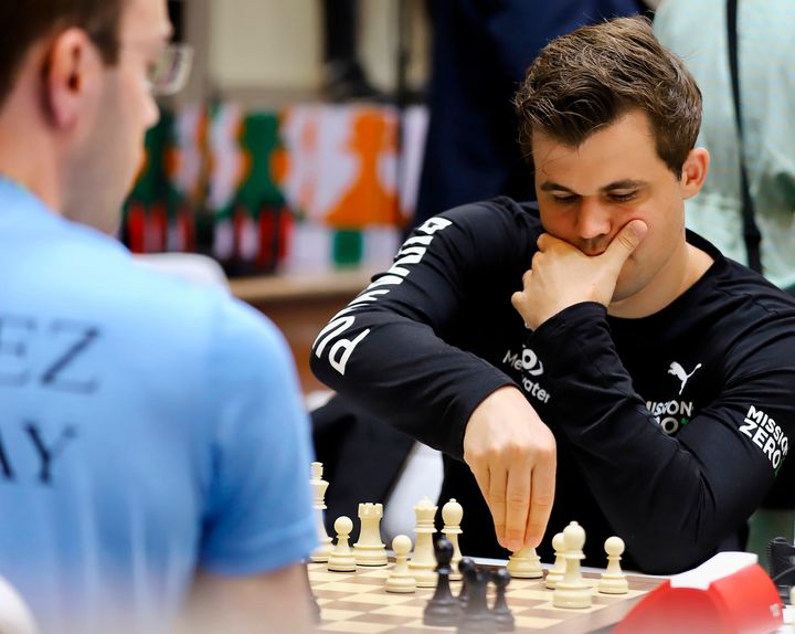Ο Παγκόσμιος Πρωταθλητής Σκακιού της Νορβηγίας Magnus Carlsen διαγωνίζεται στην 44η Σκακιστική Ολυμπιάδα στο Mamallapuram της Ινδίας, Σάββατο 30 Ιουλίου 2022.