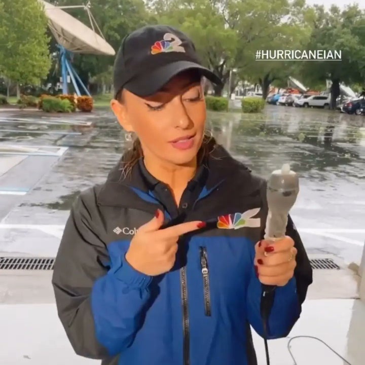 La reportera Kyla Galer señala el micrófono cubierto con el condón