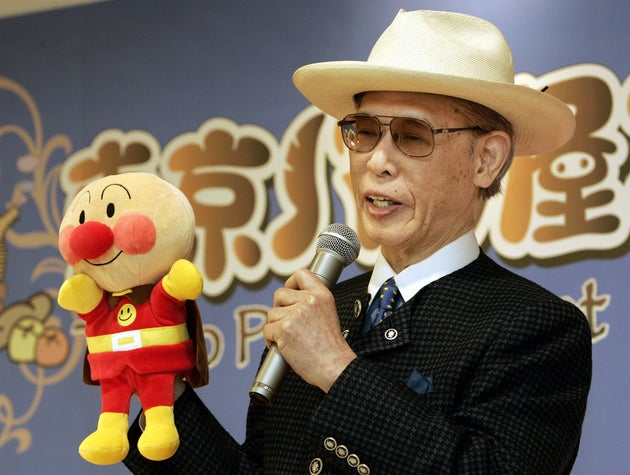 アンパンマンの人形を手に持つ、やなせたかしさん(2005年2月22日撮影)