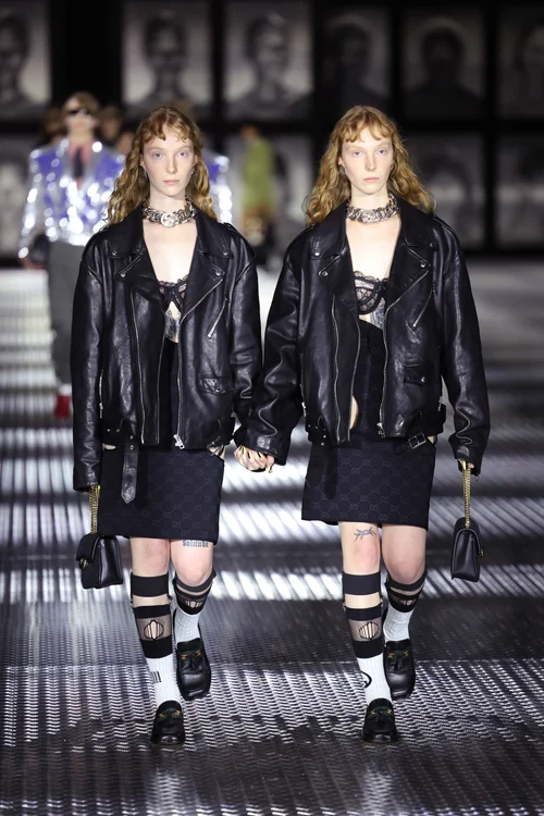 【1980年代】GUCCI コンパスデザイントレイ　希少 68組の双子モデルに衝撃走る。GUCCIのランウェイで手を繋いで歩く