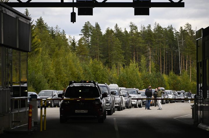 フィンランドのヴァーリマーに近い国境検問所。ロシアから来る車で長い車列が出来ている（2022年9月22日撮影）