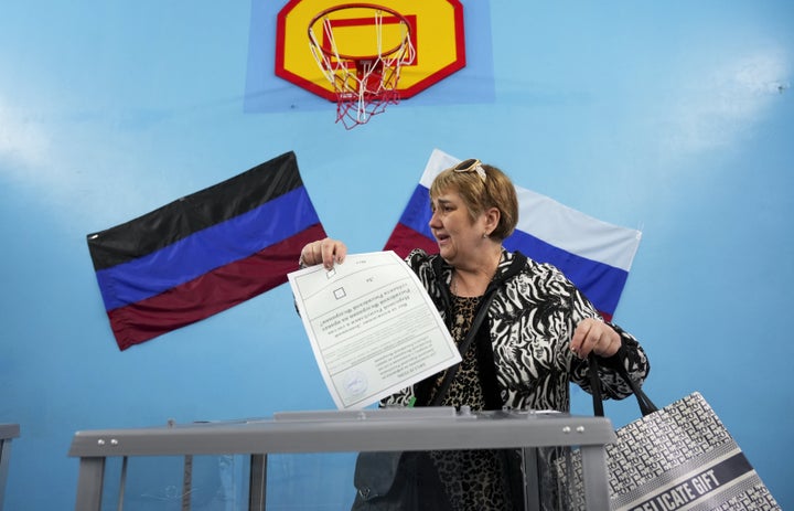 Una mujer vota en la consulta de Donetsk, el pasado martes.