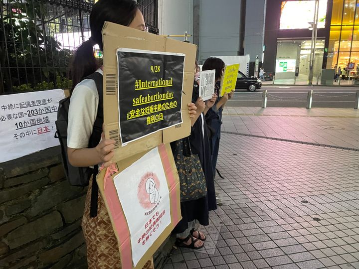 新宿駅前で行われたスタンディングデモ
