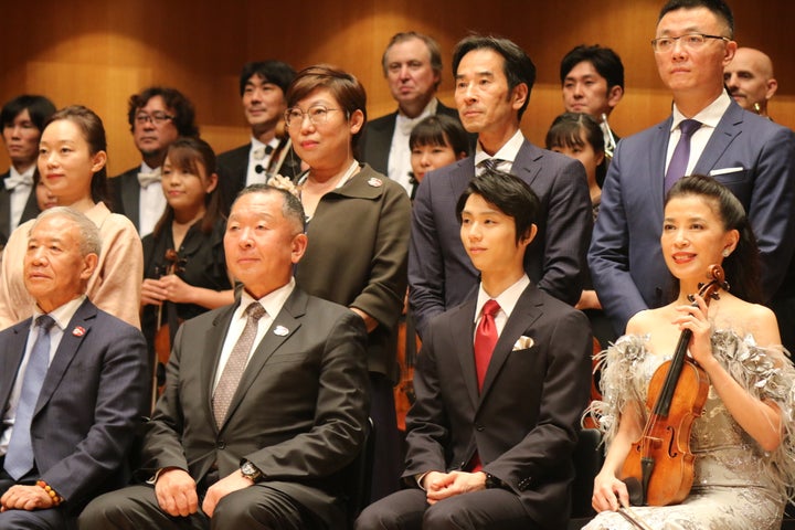 出演者らと集合写真におさまる羽生結弦選手