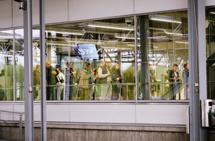 Personas accediendo a Finlandia desde la frontera con Rusia.