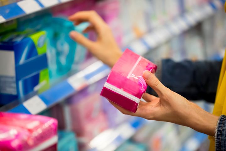 Imagen de archivo de una mujer comprando productos de higiene menstrual.