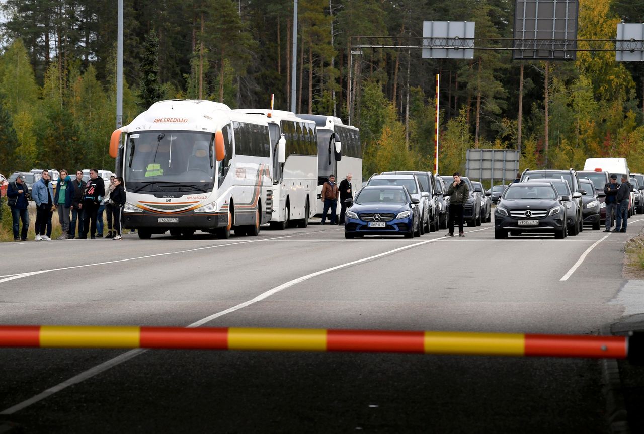 Οχήματα από τη Ρωσία έτοιμα να περάσουν τα σύνορα με την Φινλανδία (25 Σεπτεμβρίου 2022)