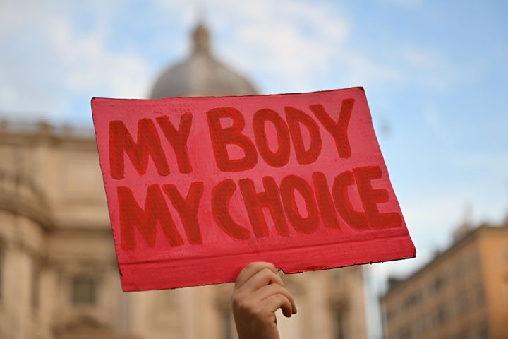 Foto de archivo de un cartel que reza: "Mi cuerpo, mi decisión".