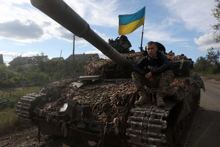 Un militar ucraniano sobre un tanque en la región de Donetsk, el 22 de septiembre.