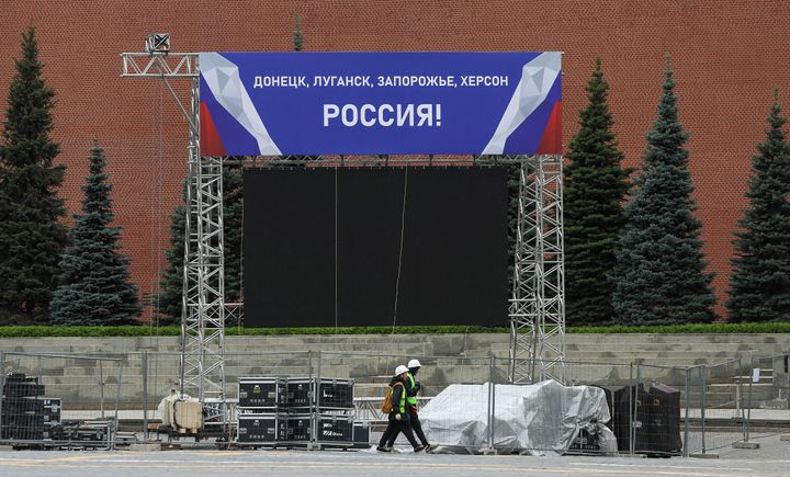 Πανό και κατασκευές μπροστά από μια συναυλιακή σκηνή πριν από την αναμενόμενη εκδήλωση, που θα είναι αφιερωμένη στα αποτελέσματα των δημοψηφισμάτων για την ένωση (προσάρτηση) τεσσάρων αυτοαποκαλούμενων ουκρανικών περιοχών με τη Ρωσία, κοντά στον καθεδρικό ναό του Αγίου Βασιλείου στην Κόκκινη Πλατεία στο κέντρο της Μόσχας, Ρωσία, 28 Σεπτεμβρίου, 2022. Τα πανό γράφουν: "Ντονέτσκ, Λουχάνσκ, Ζαπορίζια, Χερσώνα - Ρωσία!" REUTERS/Evgenia Novozhenina
