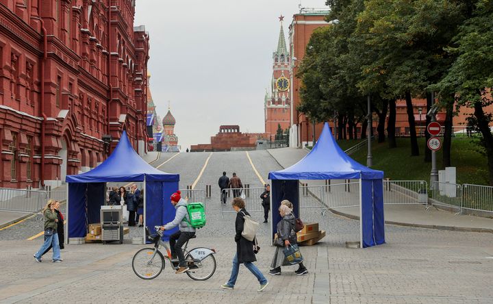 Σκηνές έχουν στηθεί σε ένα σημείο ελέγχου ασφαλείας έξω από την Κόκκινη Πλατεία και παραμένουν κλειστές πριν από την εκδήλωση που θα είναι αφιερωμένη στα αποτελέσματα των δημοψηφισμάτων για την ένωση τεσσάρων αυτοαποκαλούμενων ουκρανικών περιοχών στη Ρωσία. Μόσχα, Ρωσία, 29 Σεπτεμβρίου 2022. REUTERS/Evgenia Novozhenina