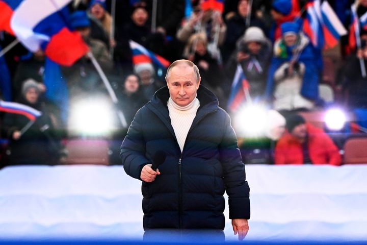 Ο Ρώσος Πρόεδρος Βλαντιμίρ Πούτιν εκφωνεί την ομιλία του σε συναυλία για την όγδοη επέτειο του δημοψηφίσματος για το καθεστώς της Κριμαίας και της Σεβαστούπολης και την «επανένωσή» τους με τη Ρωσία, στη Μόσχα, Ρωσία, Παρασκευή 18 Μαρτίου 2022. (Sergei Guneyev/Sputnik Pool Photo via AP)