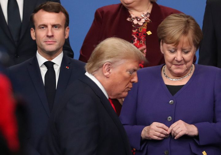 Σε αυτήν τη φωτογραφία αρχείου 4 Δεκεμβρίου 2019 Ο Πρόεδρος των ΗΠΑ Ντόναλντ Τραμπ, στο κέντρο, περπατά δίπλα από τον Γάλλο Πρόεδρο Εμανουέλ Μακρόν, αριστερά και τη Γερμανίδα Καγκελάριο Άνγκελα Μέρκελ, δεξιά, πριν από μια ομαδική φωτογραφία των ηγετών του ΝΑΤΟ κατά τη διάρκεια συνάντησης ηγετών του ΝΑΤΟ στο ξενοδοχείο και θέρετρο The Grove στο Γουότφορντ του Χέρτφορντσάιρ της Αγγλίας.