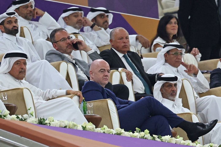 El presidente de la FIFA, Gianni Infantino, junto a la plana mayor catarí en un partido reciente