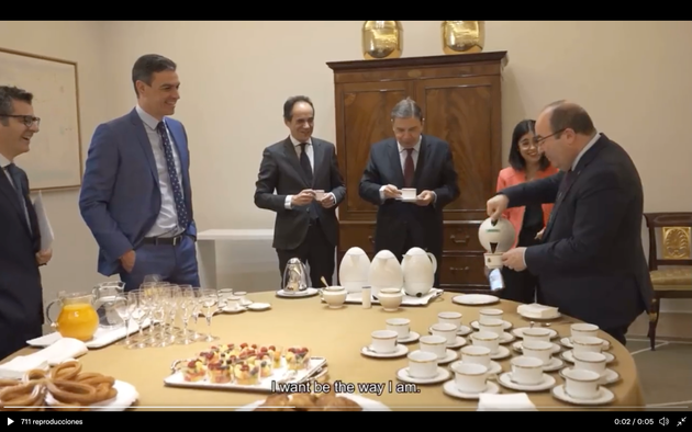 Sánchez y sus ministros en un desayuno.
