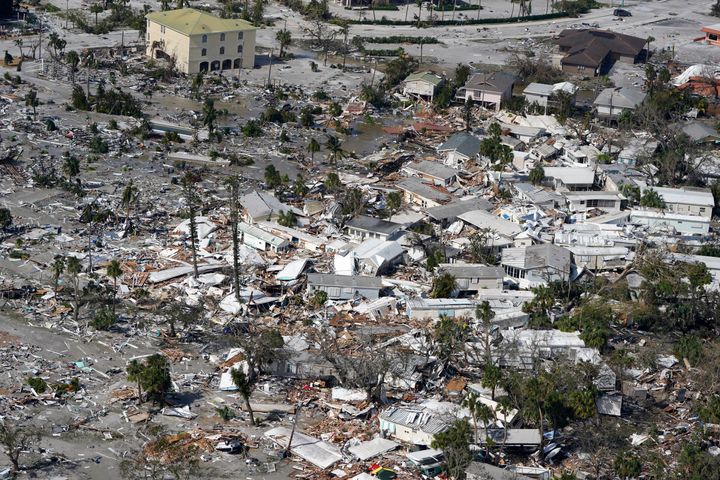 Κατεστραμμένα σπίτια και συντρίμμια εμφανίζονται στον απόηχο του τυφώνα Iαν, την Πέμπτη, Σεπτεμβρίου. 29, 2022, στο Fort Myers της Φλόριντα (AP Photo/Wilfredo Lee)