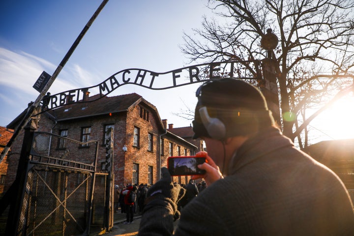 Un visitante fotografía la entrada del campo de concentración nazi de Auschwitz