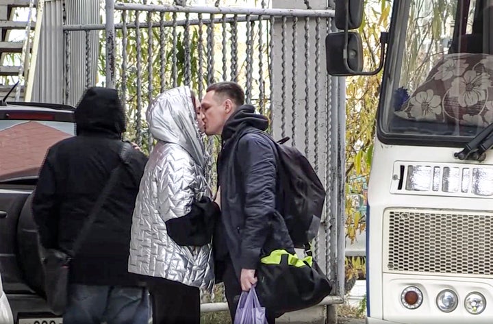 Una pareja se despide, por la movilización forzosa planteada por Putin, el pasado 23 de septiembre, e Yakutsk.