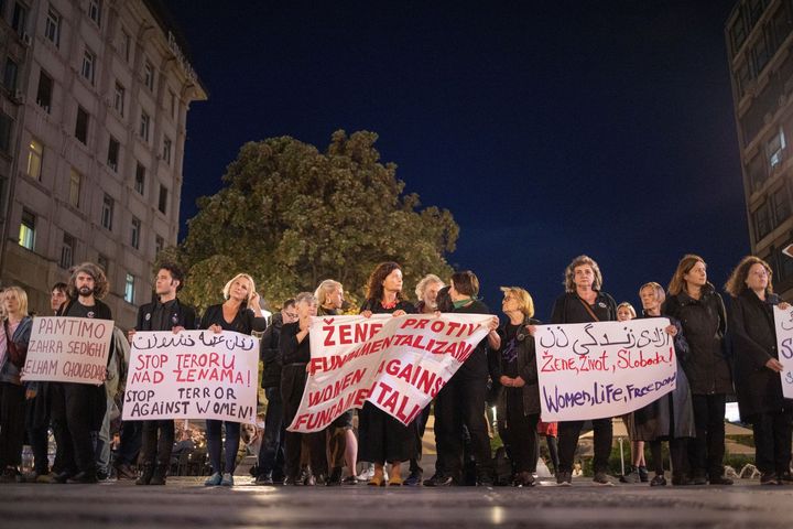 Ο κόσμος συμμετέχει σε διαμαρτυρία μετά το θάνατο της Μάχσα Αμινί στο Ιράν, στο κέντρο του Βελιγραδίου, στη Σερβία, στις 29 Σεπτεμβρίου 2022.