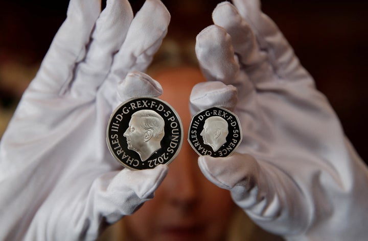 Las nuevas monedas con la cara del rey Carlos III.