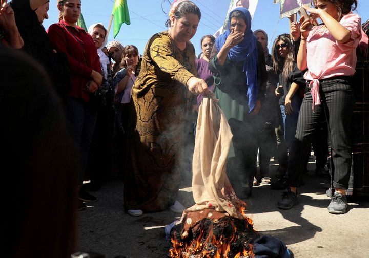 Γυναίκες καίνε τις μαντίλες τους κατά τη διάρκεια διαμαρτυρίας για τον θάνατο της 22χρονης στο Ιράν, στην ελεγχόμενη από τους Κούρδους πόλη Qamishli, στη βορειοανατολική Συρία, στις 26 Σεπτεμβρίου 2022.