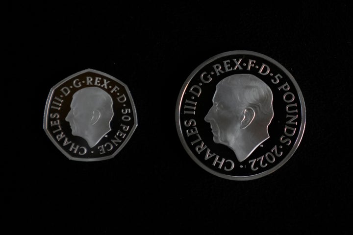Las nuevas monedas con la cara del rey Carlos III.