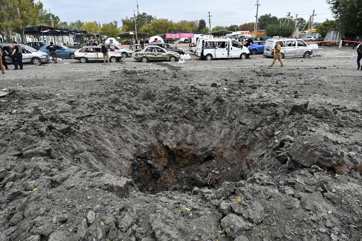 Un cráter provocado por la explosión durante el ataque ruso.