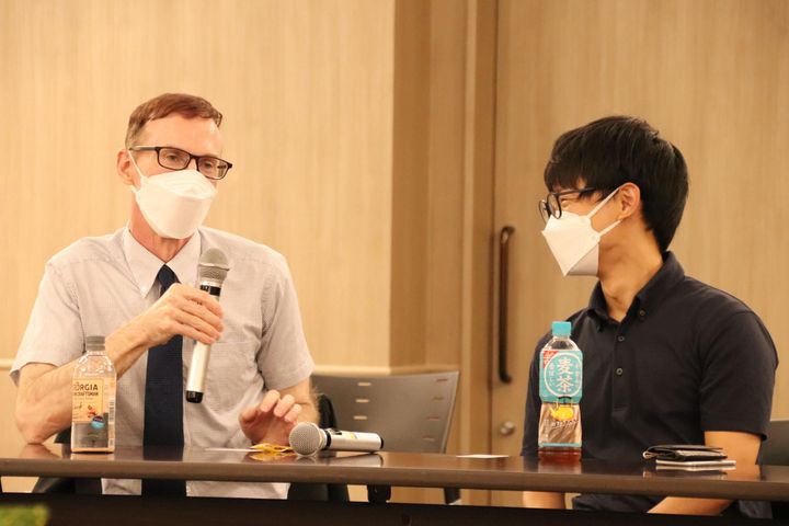東京地裁の判決を受け、支援者らに思いを語るアンドリュー・ハイさん（左）と、配偶者である日本人の男性（2022年9月）