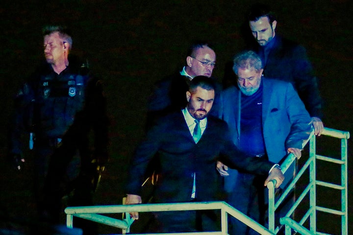 Lula, llegando a la comisaría central de la Policía Federal, el 7 de abril de 2018, tras su arresto.