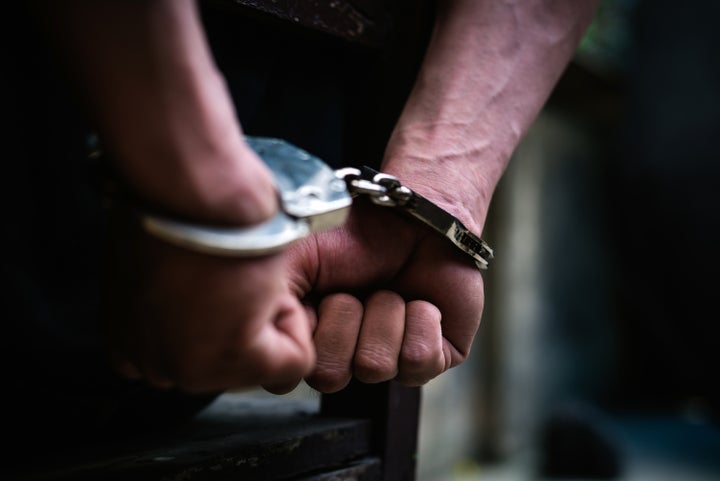 Un hombre siendo arrestado.