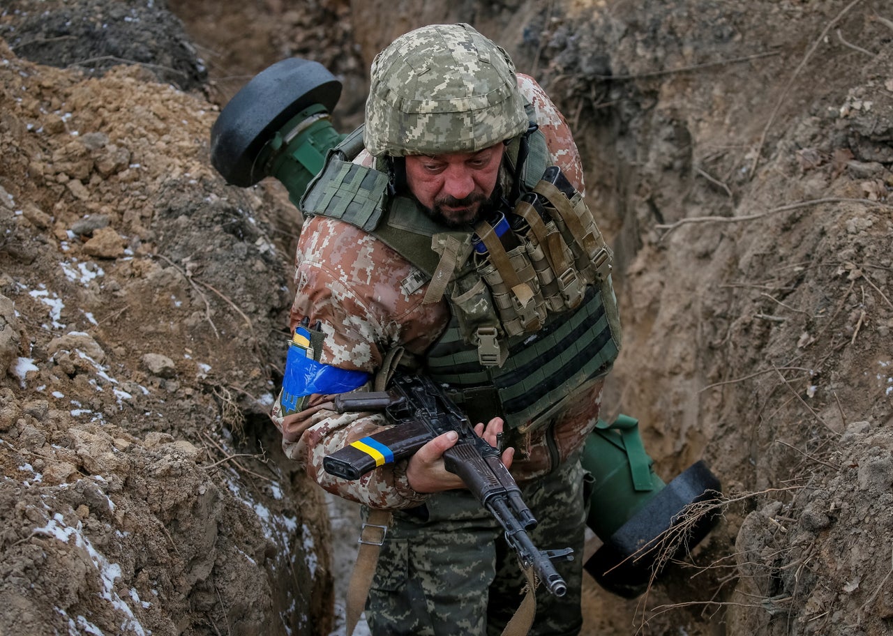 Ουκρανός στα χαρακώματα με Javelin 