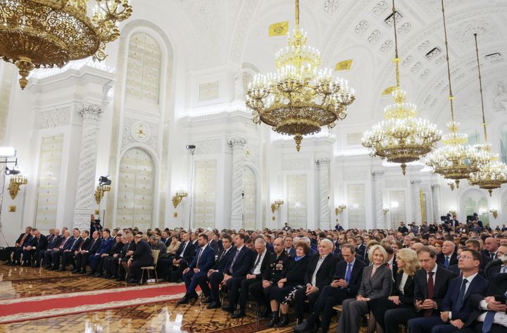 Οι συμμετέχοντες ακούνε τον Ρώσο Πρόεδρο Βλαντιμίρ Πούτιν στην τελετή για την κήρυξη της προσάρτησης των ελεγχόμενων από τη Ρωσία εδαφών τεσσάρων περιοχών (Ντόνετσκ, Λουχάνσκ, Χερσώνα και Ζαπορίζια) της Ουκρανίας, μετά τη διεξαγωγή δημοψηφισμάτων στις κατεχόμενες περιοχές της Ουκρανίας, που καταδικάστηκαν από το Κίεβο και από κυβερνήσεις σε όλο τον κόσμο. Αίθουσα Georgievsky του Μεγάλου Παλατιού του Κρεμλίνου στη Μόσχα, Ρωσία, 30 Σεπτεμβρίου 2022. Sputnik/Mikhail Metzel/Pool via REUTERS ATTENTION EDITORS - THIS IMAGE WAS PROVIDED BY A THIRD PARTY. Sputnik/Mikhail Metzel/Pool via REUTERS ATTENTION EDITORS - THIS IMAGE WAS PROVIDED BY A THIRD PARTY.