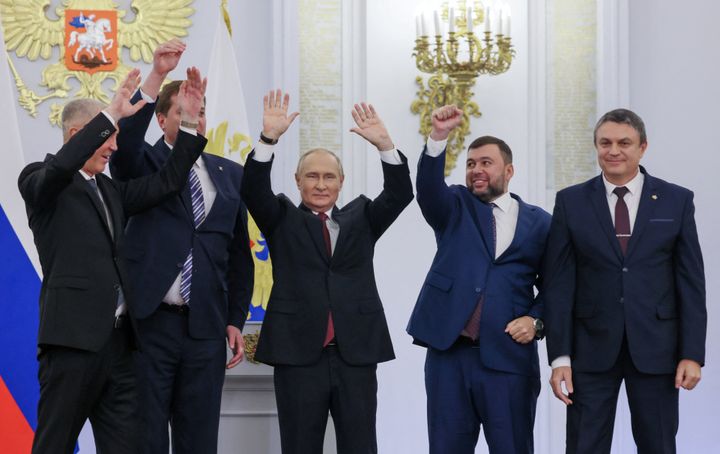 Ο Ρώσος Πρόεδρος Βλαντιμίρ Πούτιν και ο Ντένις Πουσίλιν, ο Λεονίντ Πασέχνικ, ο Βλαντιμίρ Σάλντο, ο Γιέβγκενι Μπαλίτσκι, οι οποίοι είναι οι ηγέτες που έχουν εγκατασταθεί από τη Ρωσία στις περιοχές Ντόνετσκ, Λουχάνσκ, Χερσώνα και Ζαπορίζια της Ουκρανίας, παρευρίσκονται σε μια τελετή για την κήρυξη της προσάρτησης των τεσσάρων εδαφών που ελέγχονται από τη Ρωσία. Οι περιφέρειες Ντόνετσκ, Λουχάνσκ, Χερσώνα και Ζαπορίζια της Ουκρανίας, μετά τη διεξαγωγή δημοψηφισμάτων στις κατεχόμενες περιοχές της Ουκρανίας, τα οποία καταδικάστηκαν από το Κίεβο και τις κυβερνήσεις σε όλο τον κόσμο. Aίθουσα Georgievsky του Μεγάλου Παλατιού του Κρεμλίνου στη Μόσχα, Ρωσία, 30 Σεπτεμβρίου 2022 . Sputnik/Mikhail Metzel/Pool via REUTERS ATTENTION EDITORS - THIS IMAGE WAS PROVIDED BY A THIRD PARTY.