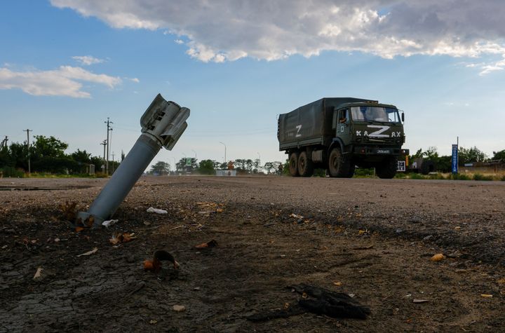 Ένας Ρώσος στρατιωτικός οδηγός φορτηγού μπροστά από ένα βλήμα που δεν εξερράγη κατά τη διάρκεια της σύγκρουσης Ουκρανίας-Ρωσίας στο ελεγχόμενο από τη Ρωσία χωριό Chornobaivka, Ουκρανία, 26 Ιουλίου 2022.