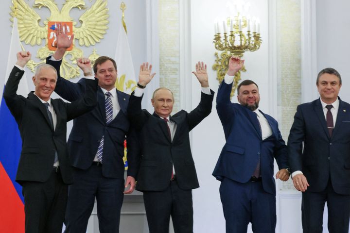 Ο Ρώσος Πρόεδρος Βλαντιμίρ Πούτιν και ο Ντένις Πουσίλιν, ο Λεονίντ Πασέχνικ, ο Βλαντιμίρ Σάλντο, ο Γιέβγκενι Μπαλίτσκι, οι οποίοι είναι οι ηγέτες που έχουν εγκατασταθεί από τη Ρωσία στις περιοχές Ντόνετσκ, Λουχάνσκ, Χερσώνα και Ζαπορίζια αντίστοιχα της Ουκρανίας, παρευρίσκονται σε μια τελετή για την κήρυξη της προσάρτησης των τεσσάρων εδαφών που ελέγχονται από τη Ρωσία.