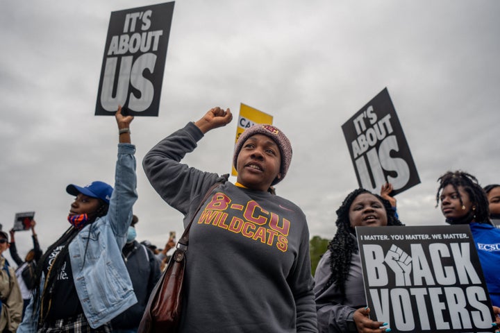 Les gens à la commémoration de 2022 des marches de Selma à Montgomery de 1965 qui ont conduit à l'adoption de la loi sur le droit de vote.  L'Alabama demande à la Cour suprême de vider la loi sur les droits de vote en 2022.