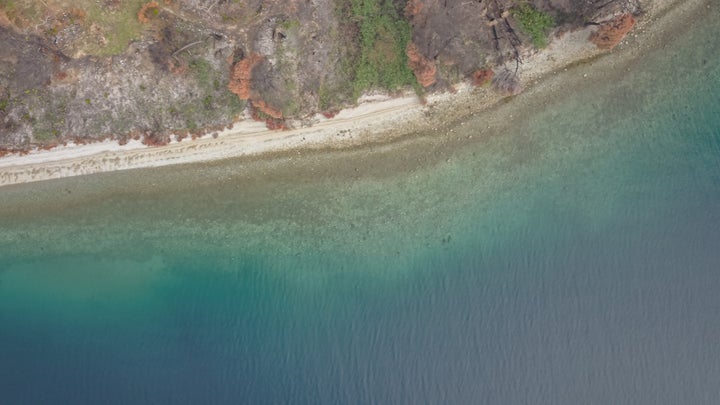 Η παραλία της Αγίας Άννας πριν τις πυρκαγιές από ψηλά.